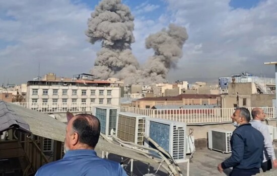 ইরানে যুক্তরাষ্ট্র-ইসরাইলের যৌথ হামলার দাবি, তেহরানে বিস্ফোরণ—মধ্যপ্রাচ্যে চরম উত্তেজনা