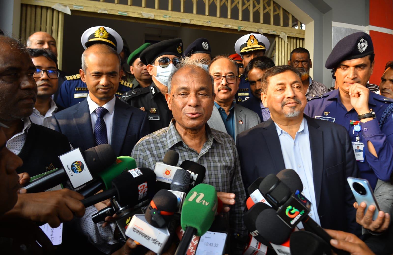 নির্বাচনে শৃঙ্খলা নিশ্চিতে সর্বোচ্চ প্রস্তুত আইনশৃঙ্খলা বাহিনী — স্বরাষ্ট্র উপদেষ্টা