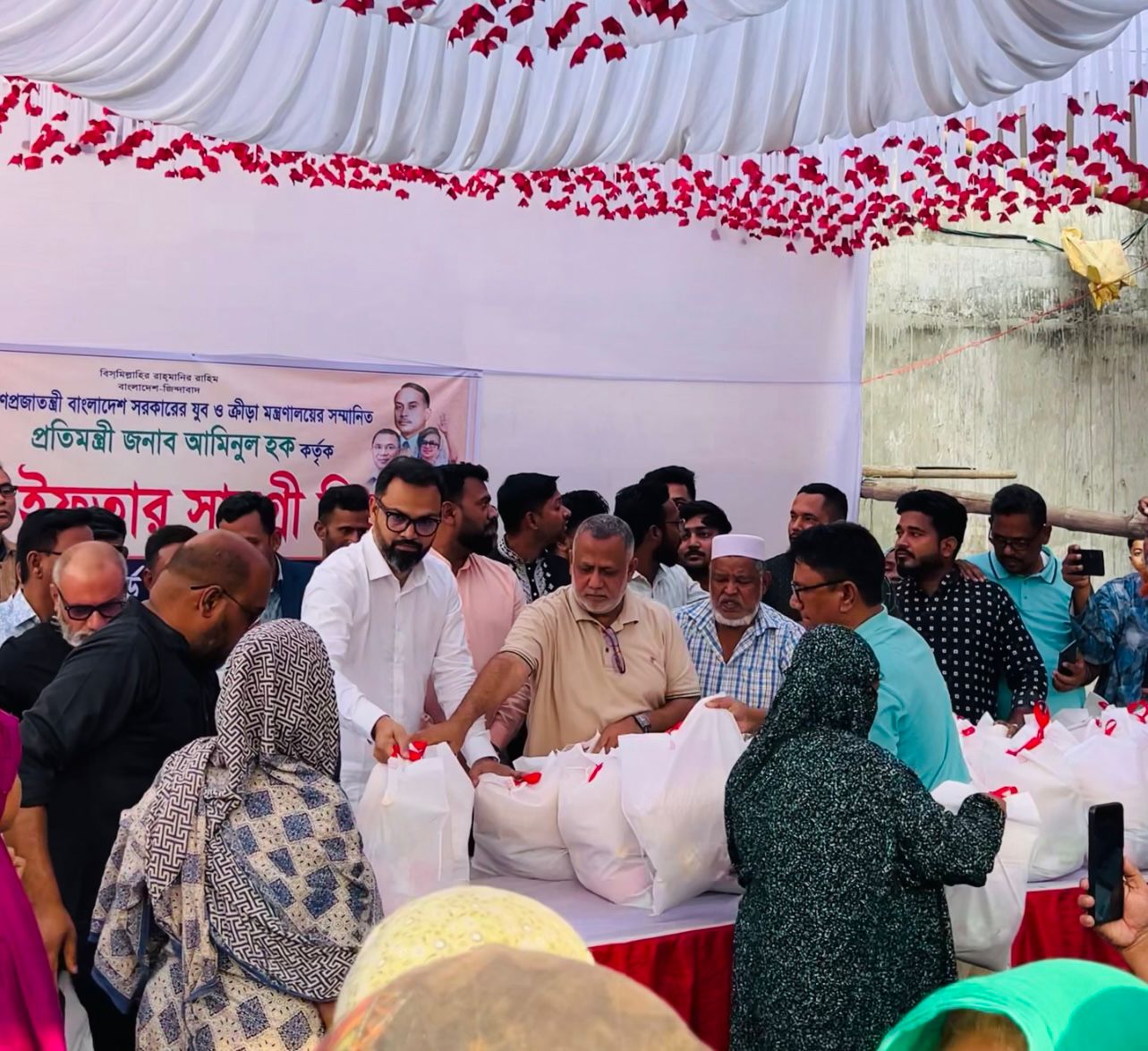 ইফতার বিতরণে প্রতিশ্রুতি পুনর্ব্যক্ত আমিনুল হকের , ধাপে ধাপে উন্নয়ন বাস্তবায়নের ঘোষণা