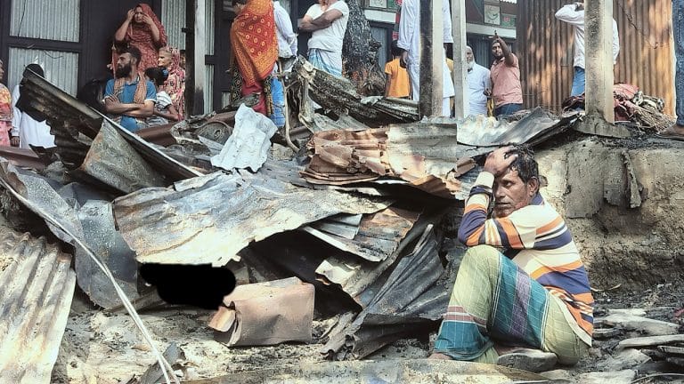 মুন্সীগঞ্জে আগুনে পুড়ে গেছে হত দরিদ্র তিন পরিবারের বসত ঘর