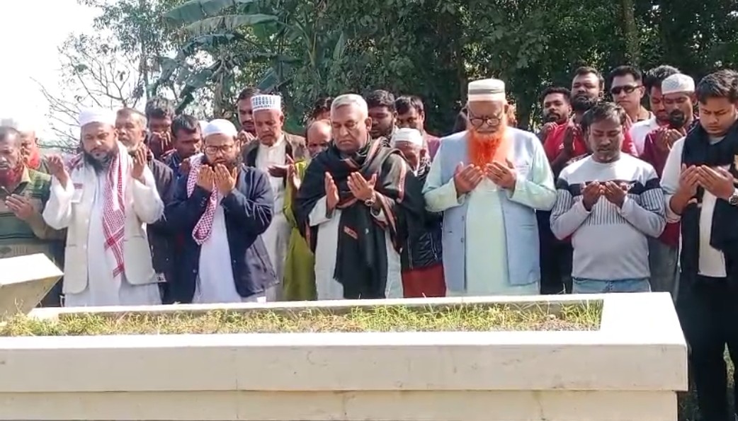 পিতার কবর জিয়ারত করলেন টাঙ্গাইল–৮ আসনের স্বতন্ত্র প্রার্থী সালাউদ্দিন আলমগীর রাসেল।