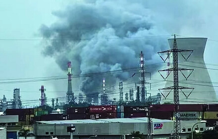 ইরানের ক্ষেপণাস্ত্র হামলায় হাইফার তেল শোধনাগারে আগুন, ক্ষয়ক্ষতি নিয়ে ভিন্ন দাবি ইসরায়েলের