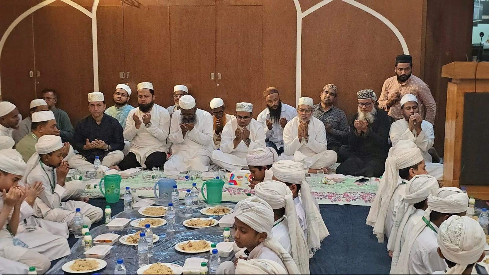 হাফেজদের সঙ্গে বিএনপি নেতা ড. মারুফের ইফতার ও দোয়া মাহফিল