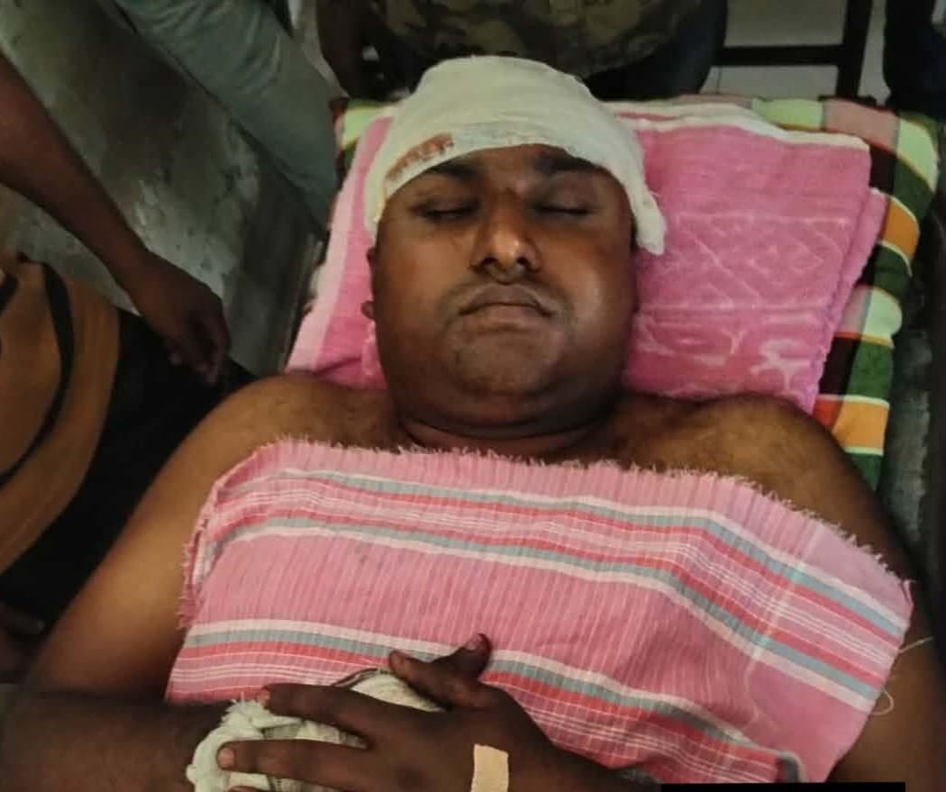 খুলনায় ব্যবসায়ী ও ছাত্রদল নেতাকে কুপিয়ে জখম করে আড়াই লাখ টাকা ও স্বর্ণালঙ্কার ছিনতাই ।