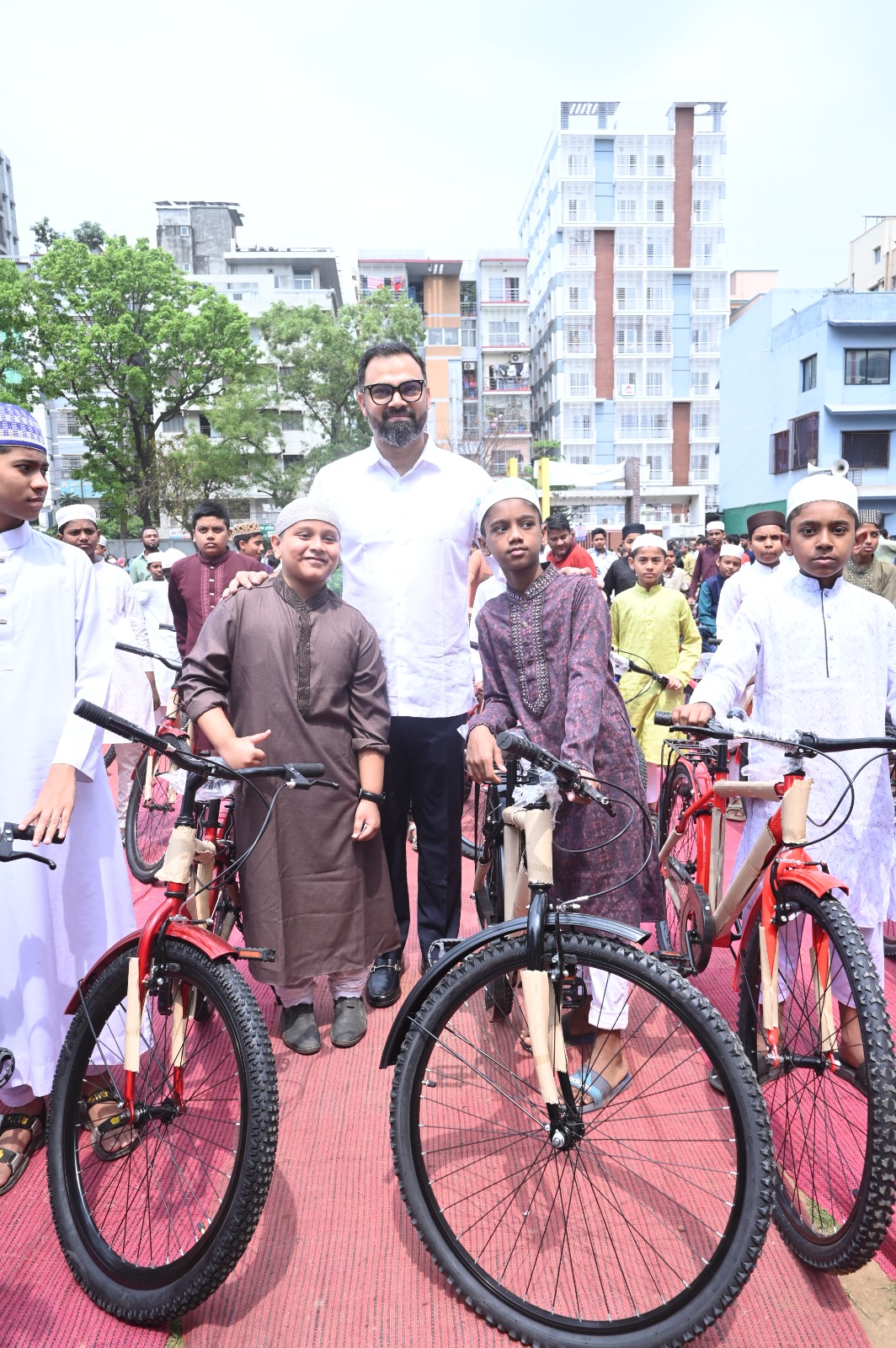 নামাজে উৎসাহিত করতে ৩১৭ শিশুকে সাইকেল উপহার ক্রীড়া প্রতিমন্ত্রীর