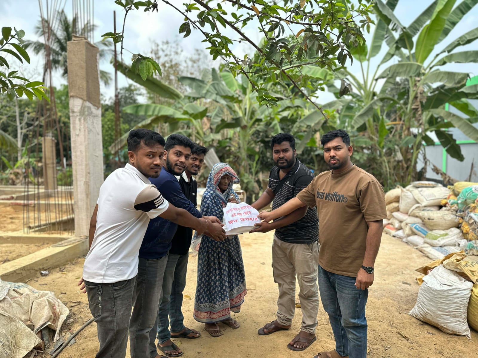 তারুণ্যের আলো-র পক্ষে ঈদ সামগ্রী বিতরণ