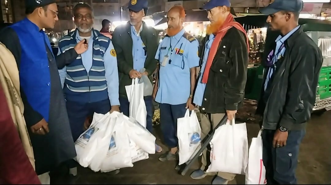 প্রহরীদের মাঝে ঈদ উপহার বিতরণ, পাশে SLUS Radio/88.88FM “গল্পের শহর” ও সাংবাদিক হাসনাত তুহিন