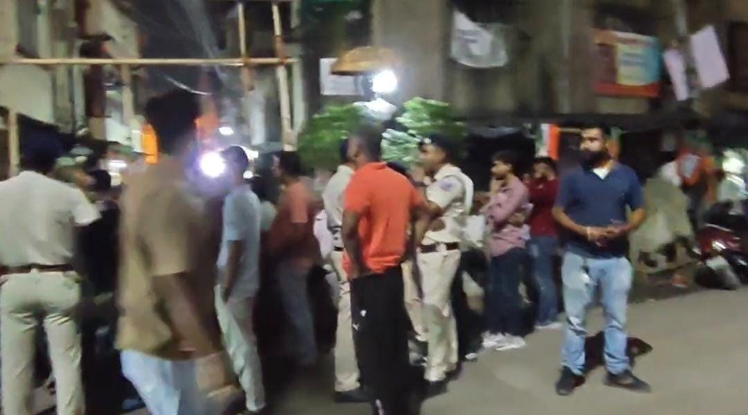 নির্বাচনী প্রচার ও পোস্টার ছেঁড়াকে কেন্দ্র করে- তৃণমূল ও বিজেপির মধ্যে ঝামেলা