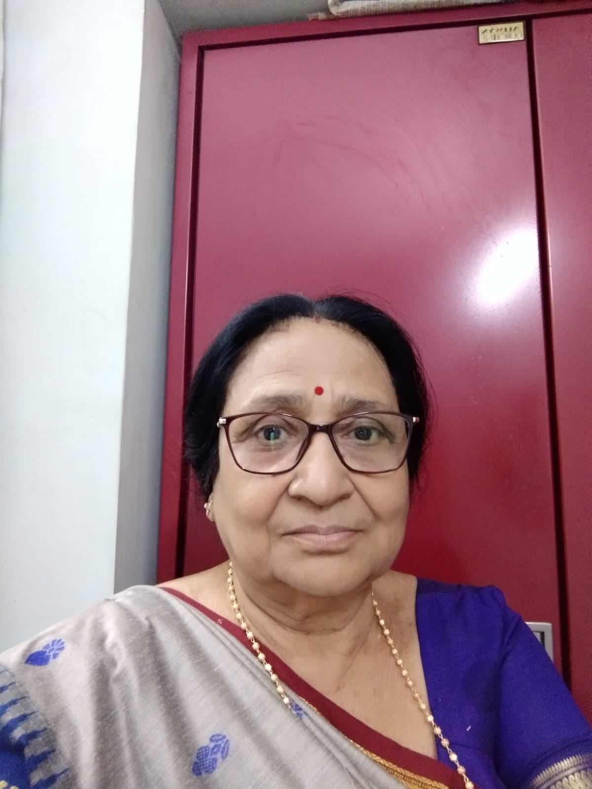 কবি ,লেখিকা ও অনুবাদিকা- গায়ত্রী চক্রবর্তীর লেখা একটি কবিতা সত্যজিৎ রায় কে উৎসর্গ করে।