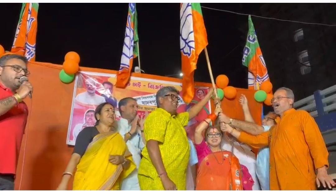 যাদবপুর বিধানসভা কেন্দ্রের বিজেপি প্রার্থী শর্বরী মুখার্জির এলাকায় ভোট প্রচার।