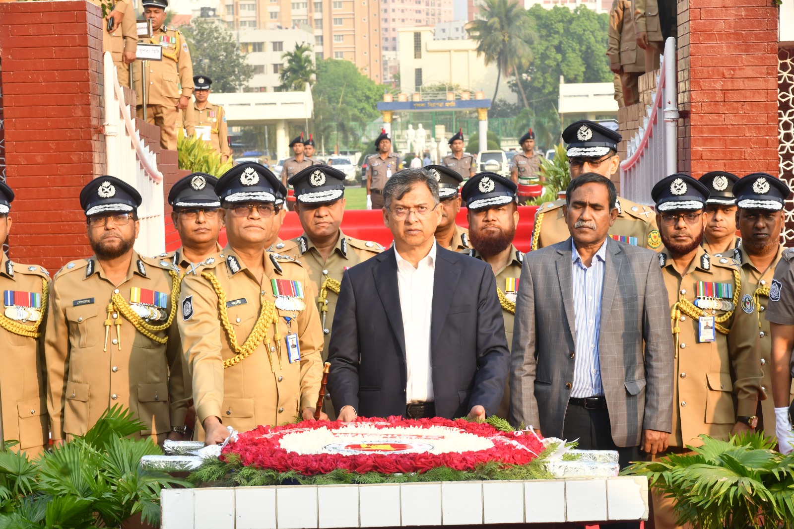 রাজারবাগ পুলিশ স্মৃতিসৌধে শহিদ পুলিশ সদস্যদের প্রতি স্বরাষ্ট্রমন্ত্রীর শ্রদ্ধা নিবেদন:  স্বাধীনতার প্রকৃত ইতিহাস তুলে ধরলেন সালাহউদ্দিন আহমদ
