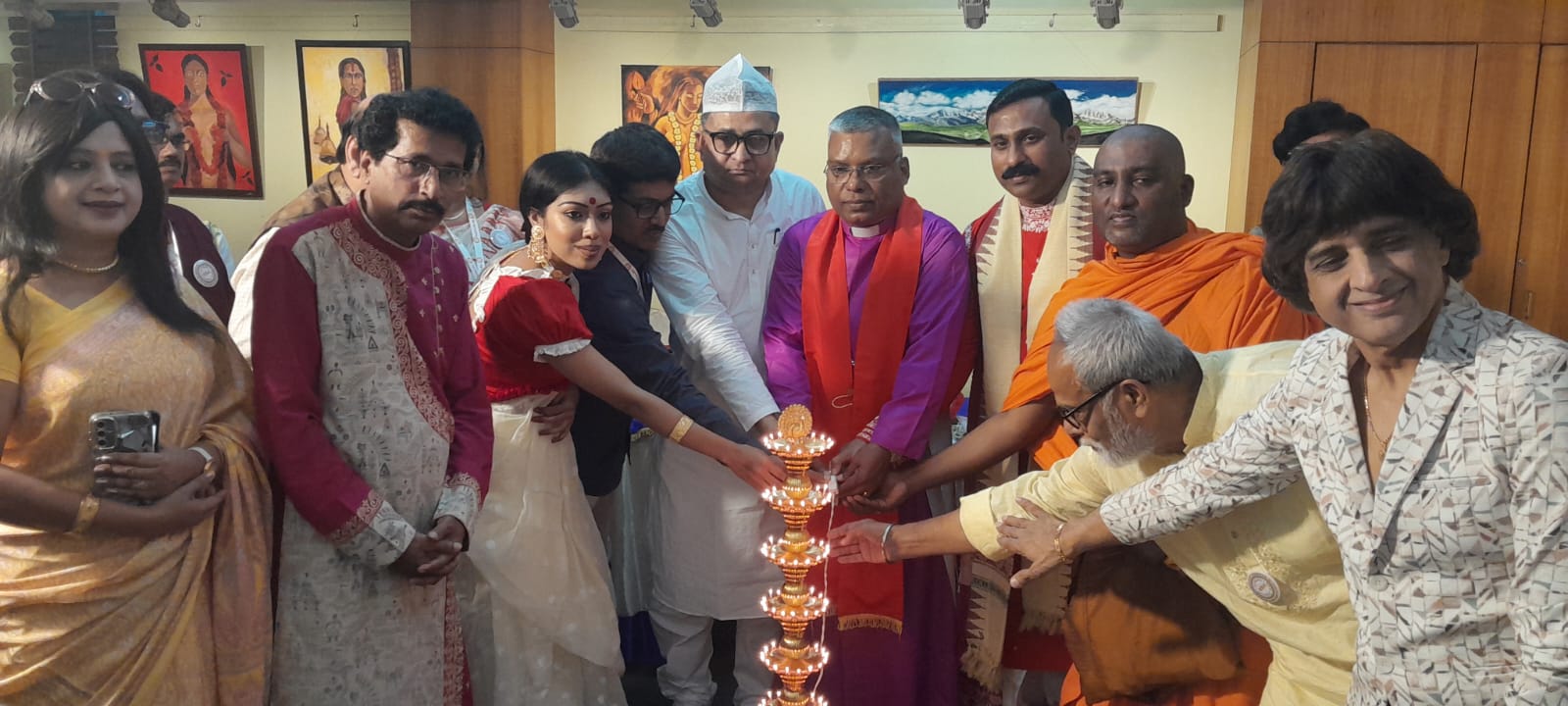 চারটি ধর্মের সমন্বয়ে- সমাজকে নতুন বার্তা দিতে, দেবী অন ক্যানভাস প্রদর্শনী শুভ সূচনা হলো।