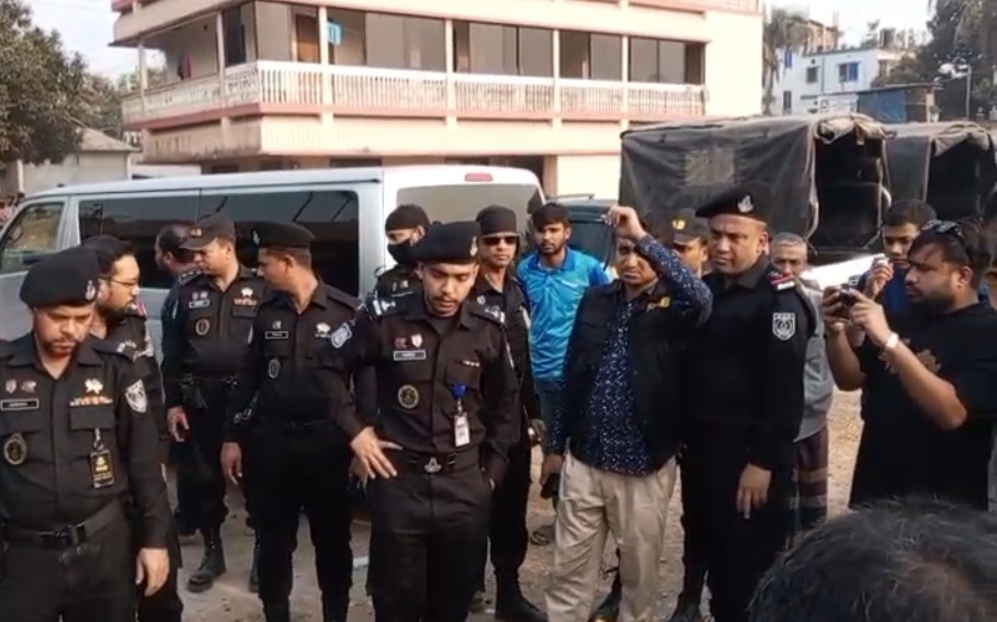 জামালপুর র‌্যাব-১৪ এর অভিযানে বিপুল পরিমাণের টিসিবি পণ্য তেল জব্দ দুইজন কালো’বাজারী গ্রেফতার-