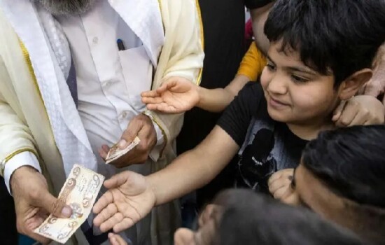 ঈদি-সালামির ইতিহাস, ঐতিহ্য ও ভালোবাসার ভাষা উপহারের ছোট্ট খামে লুকিয়ে থাকে ঈদের বড় আনন্দ