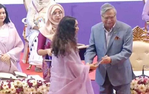 বেগম খালেদা জিয়ার পক্ষে এই সম্মাননা গ্রহণ করেন তার নাতনি ব্যারিস্টার Zaima Rahman