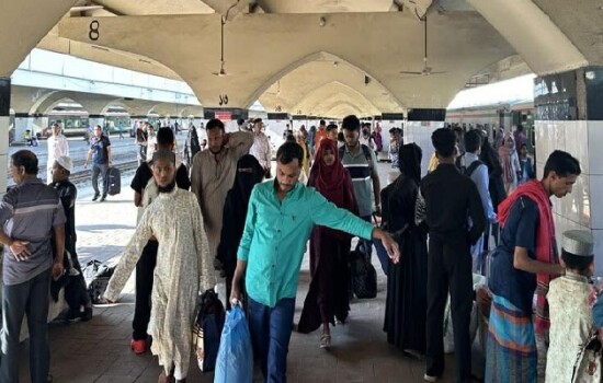 ঈদের পরদিন কমলাপুরে ঢাকামুখী যাত্রীর চাপ, তবে নেই আগের ভোগান্তি