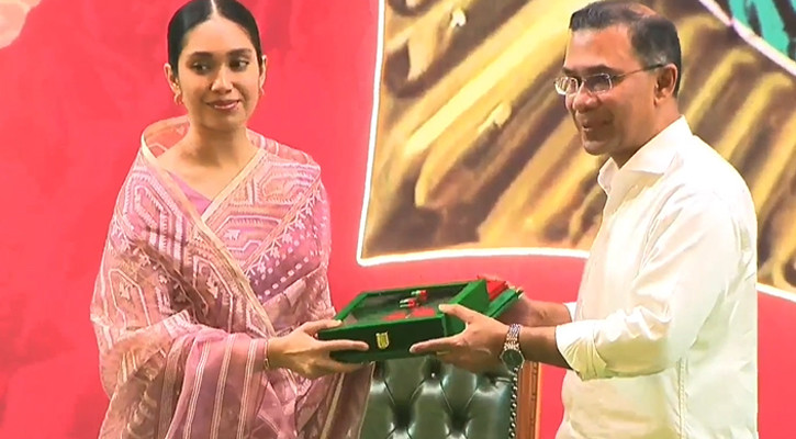 খালেদা জিয়ার মরণোত্তর স্বাধীনতা পুরস্কার গ্রহণ করলেন নাতনি জাইমা রহমান