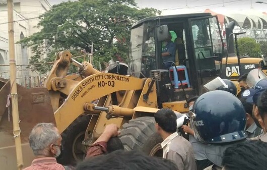 রাজধানীতে ডিএসসিসির সাঁড়াশি অভিযান: বায়তুল মোকাররম এলাকায় ফুটপাত দখলমুক্ত, সায়েদাবাদে ২৪০ বাস কাউন্টার উচ্ছেদ