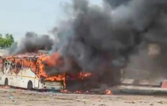 কুমিল্লায় পরিত্যক্ত তিন এসি বাসে আগুন, দ্রুত নিয়ন্ত্রণে ফায়ার সার্ভিস