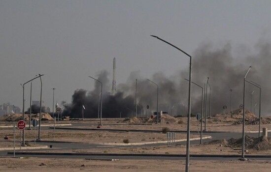 🔥 মধ্যপ্রাচ্যে ভয়াবহ উত্তেজনা: মার্কিন ঘাঁটিতে ইরানের ‘বিধ্বংসী’ হামলার দাবি, তেলের বাজারে অস্থিরতা