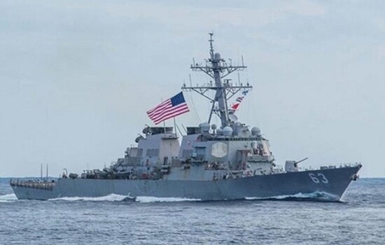 হরমুজ প্রণালিতে উত্তেজনা: মার্কিন দুই ডেস্ট্রয়ার পিছু হটেছে—ইরানের দাবি