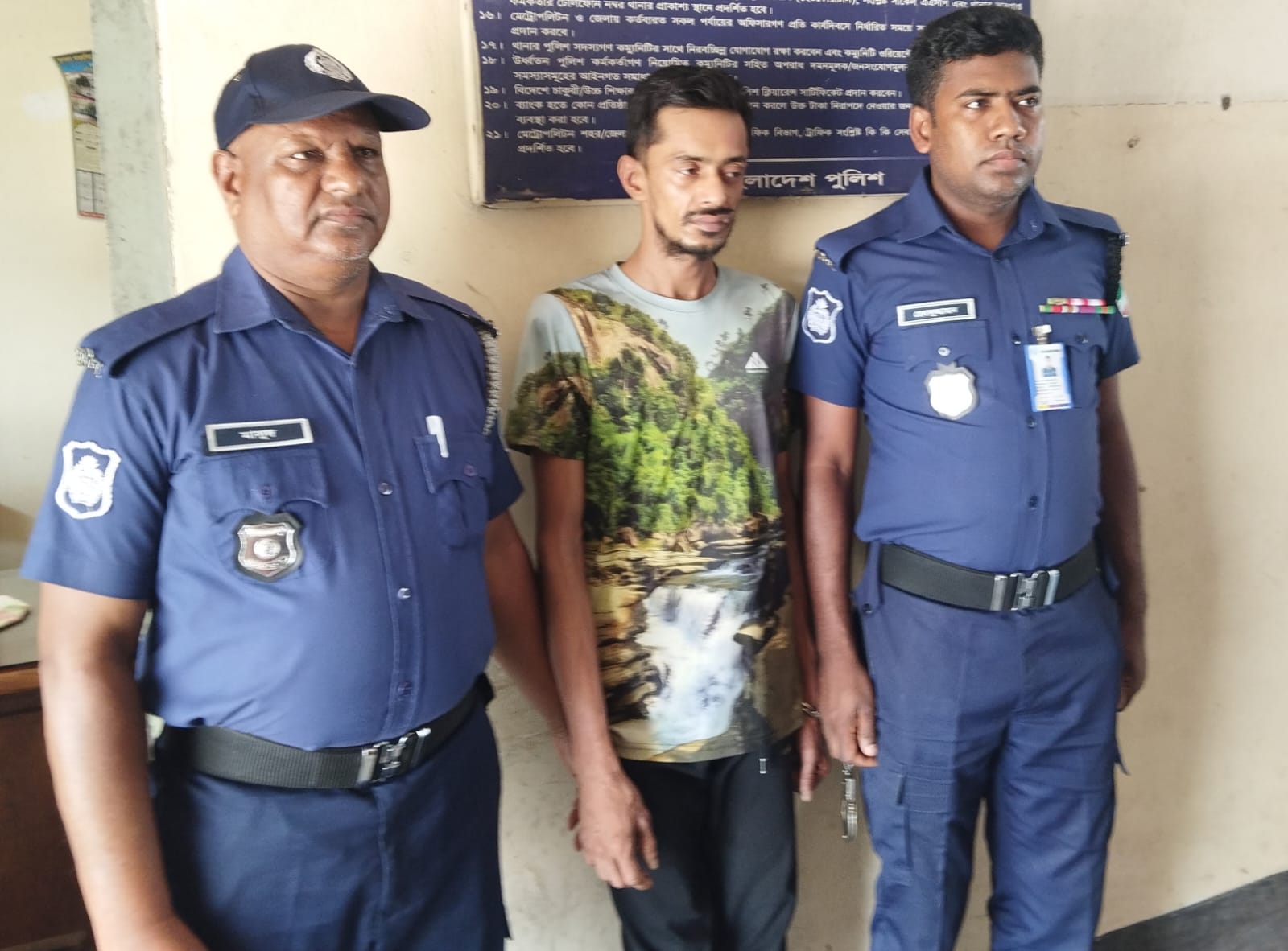 ফুলতলায় মাদকদ্রব্য উদ্ধার অভিযানে পুলিশের উপর হামলা