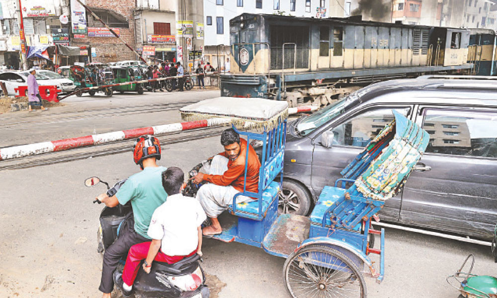 লেভেলক্রসিংয়ে অবরুদ্ধ ঢাকা: দিনে ১৯ ঘণ্টা যান চলাচল বন্ধ, সমাধানে ওভারপাস-আন্ডারপাসে জোর দাবি 