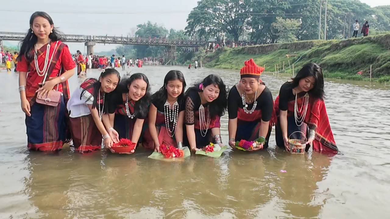 ফুল বিঝুতে মেতে উঠেছে খাগড়াছড়ি, নদীতে ফুল ভাসিয়ে মঙ্গল কামনা