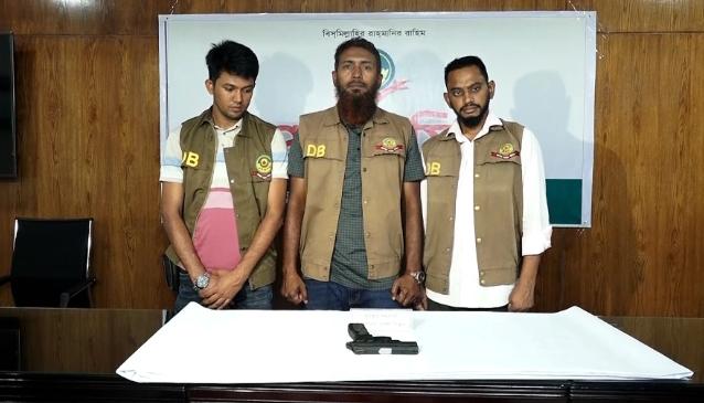 ৫ আগস্ট থানা থেকে লুট করা পিস্তল, উদ্ধার আটক ১।