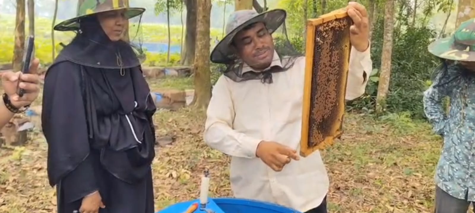 ঠাকুরগাঁওয়ে বিসিকের উদ্যোগে মিষ্টি কুমড়ার মাঠে মৌচাষ