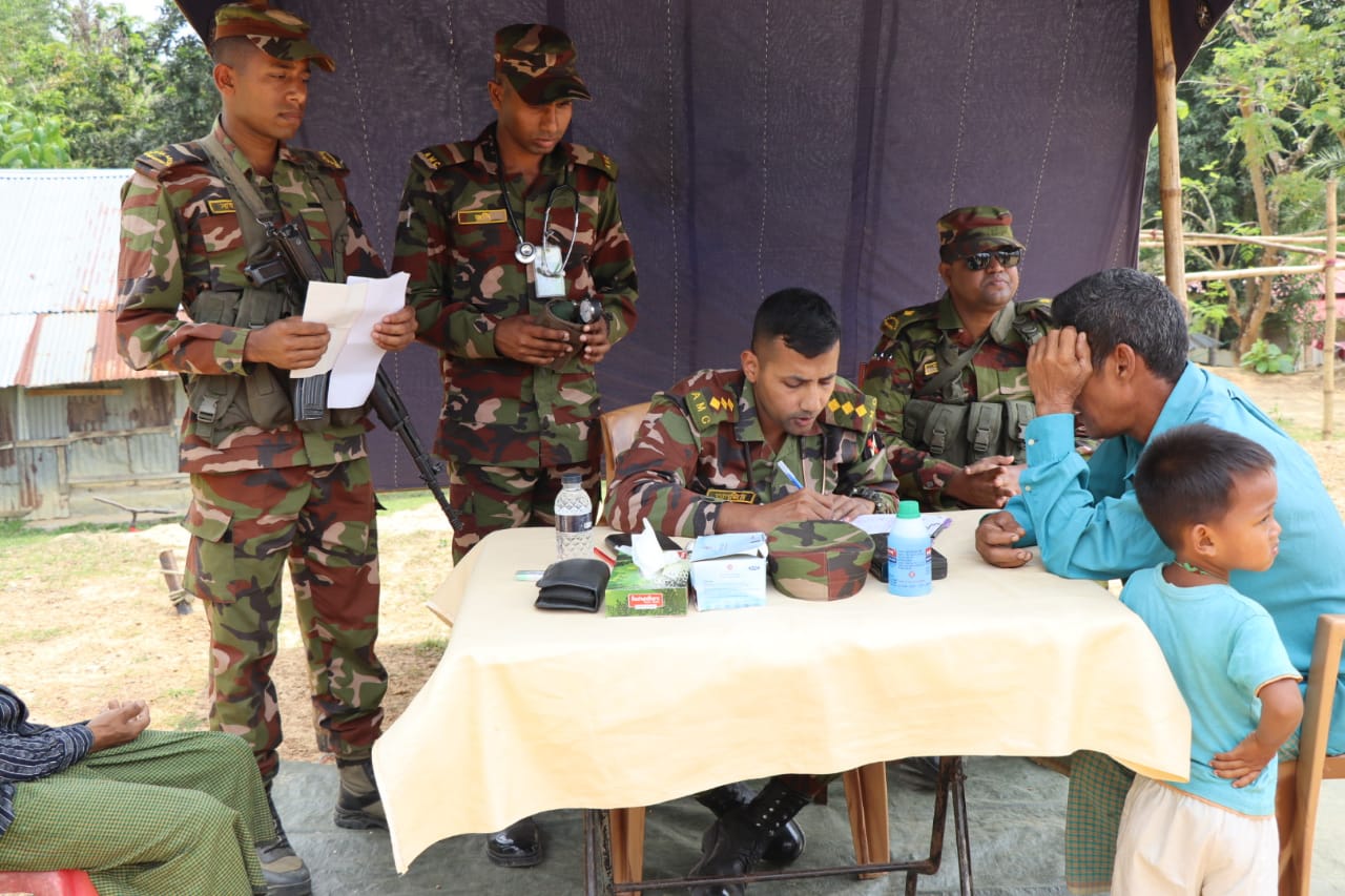 সেনাবাহিনীর উদ্যোগে দুর্গম পাহাড়ে ফ্রি চিকিৎসা সেবা : ফ্রি চিকিৎসা পেলো ৫ শতাধিক মানুষ
