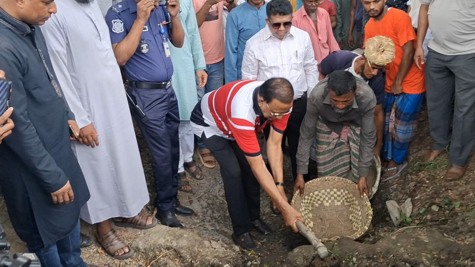 নোয়াখালীতে খাল খনন প্রকল্পের উদ্বোধন করলেন ব্যারিস্টার খোকন