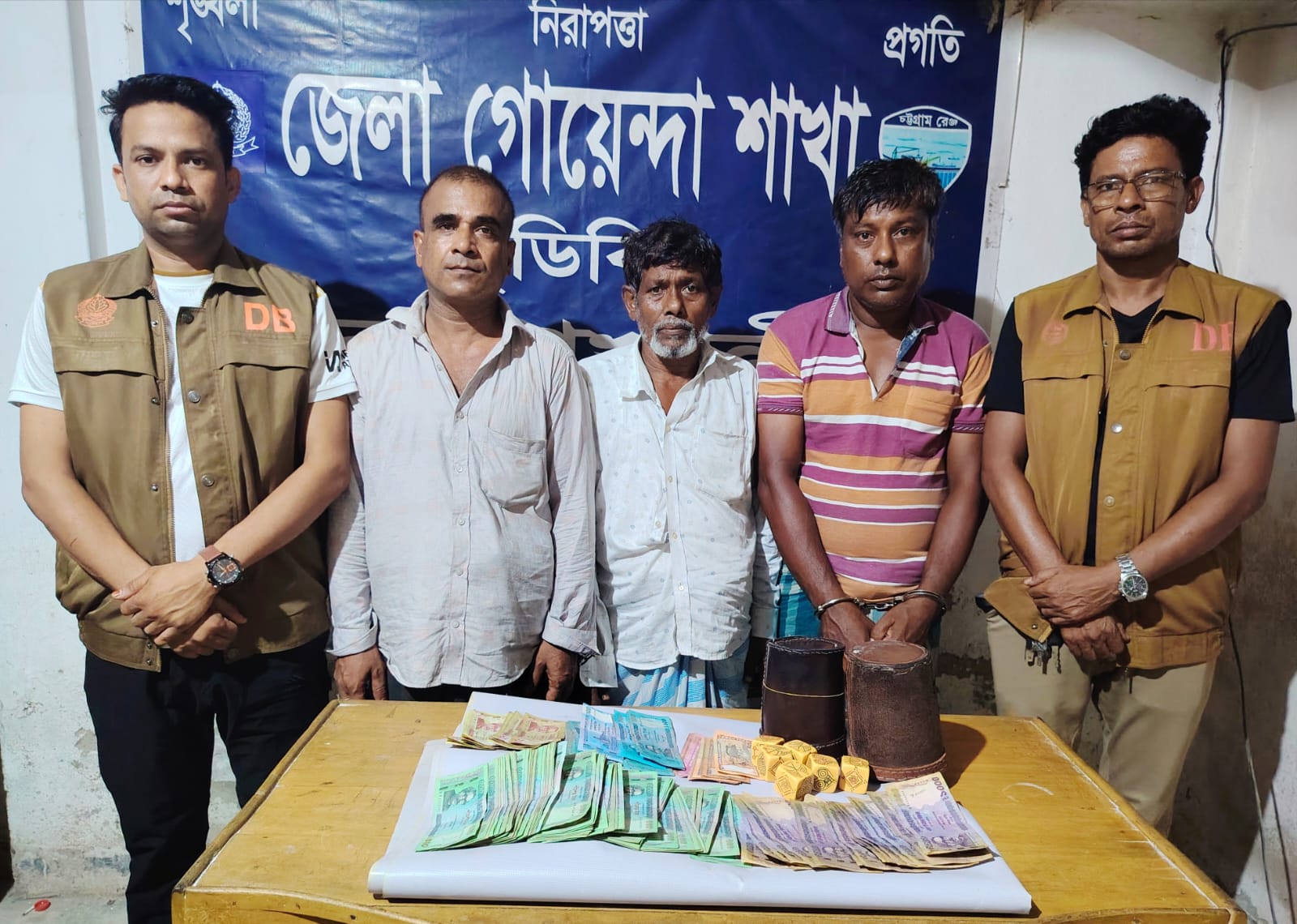 নোয়াখালীতে প্রকাশ্য জুয়ার আসরে ডিবির অভিযান, গ্রেপ্তার ৩
