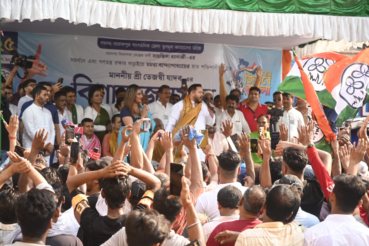 আসন্ন বিধানসভা নির্বাচনে,তৃণমূল কংগ্রেসের প্রার্থী সায়ন্তিকা ব্যানার্জীর সমর্থনে বিশাল পথসভা।