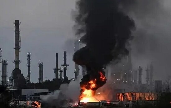 আবুধাবিতে ক্ষেপণাস্ত্রের ধ্বংসাবশেষে আগুন, পেট্রোকেমিক্যাল কারখানার কার্যক্রম সাময়িক বন্ধ