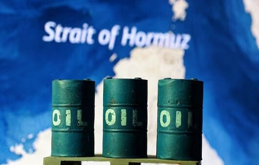হরমুজ উত্তেজনায় তেলের দামে নতুন ঝাঁকুনি, ব্যারেল ১০৪ ডলারে যুক্তরাষ্ট্রের ক্রুড