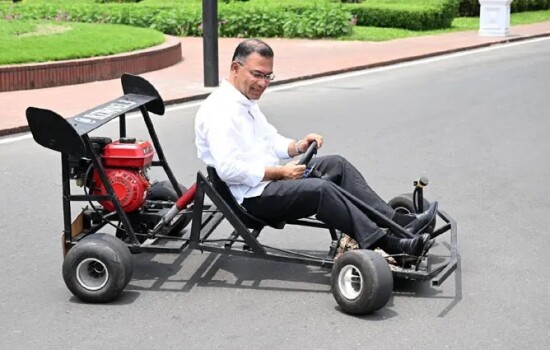 প্রধানমন্ত্রীর কার্যালয়ে তরুণ উদ্ভাবকের গো-কার্ট, চালিয়ে দেখলেন তারেক রহমান