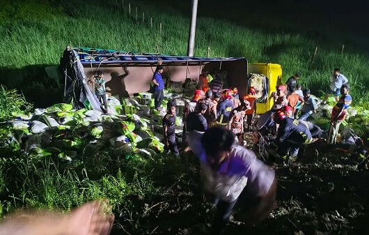 দাউদকান্দিতে চালবোঝাই ট্রাক উল্টে নিহত ৭, আহত ৬