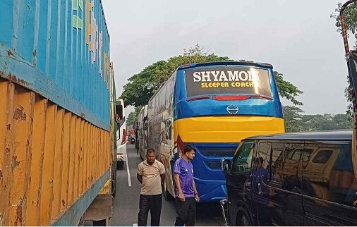 ঈদযাত্রার আগে ঢাকা-চট্টগ্রাম মহাসড়কে তীব্র যানজট, ভোগান্তিতে যাত্রীরা