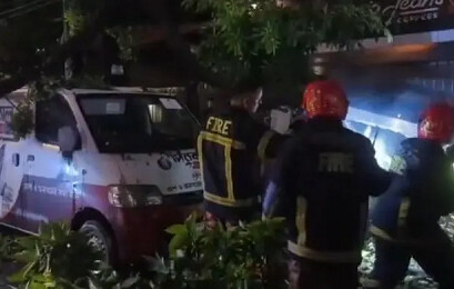 তীব্র ঝড়ে গুলশানে মাইক্রোবাসের ওপর গাছের ডাল, আটকা ৫ জনকে উদ্ধার করলো ট্রাফিক পুলিশ