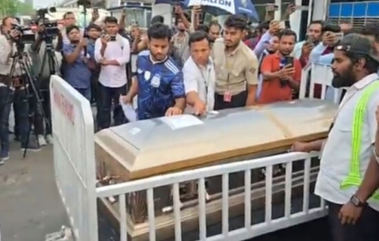 নিথর দেহে দেশে ফিরলেন কনটেন্ট ক্রিয়েটর কারিনা কায়সার, বিমানবন্দরে বাবার আহাজারি