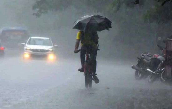দুপুরের পর ঝড়ো হাওয়ার সতর্কতা: ১১ অঞ্চলে ১ নম্বর সংকেত, বৃষ্টি-বজ্রপাতের আশঙ্কা