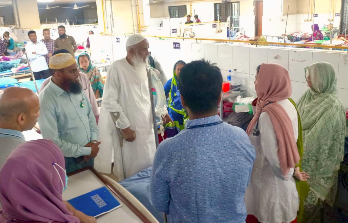 অসুস্থ হজযাত্রীর খোঁজ নিতে রাতে কুর্মিটোলা হাসপাতালে ধর্মমন্ত্রী কায়কোবাদ