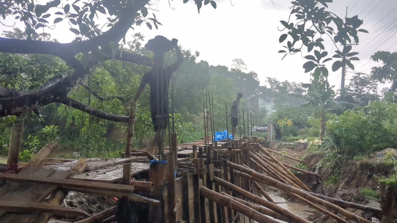 বৃষ্টির মধ্যেই ঢালাই কাজ: খাগড়াছড়ি সরকারি কলেজে ঠিকাদারের বিরুদ্ধে অভিযোগ