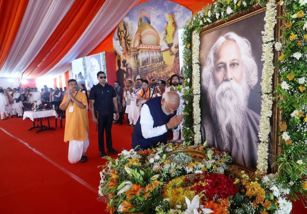 কবিগুরু রবীন্দ্রনাথকে স্মরণ করে, প্রধানমন্ত্রীর উপস্থিতিতে, মুখ্যমন্ত্রী শুভেন্দু অধিকারী শপথ গ্ৰহন।