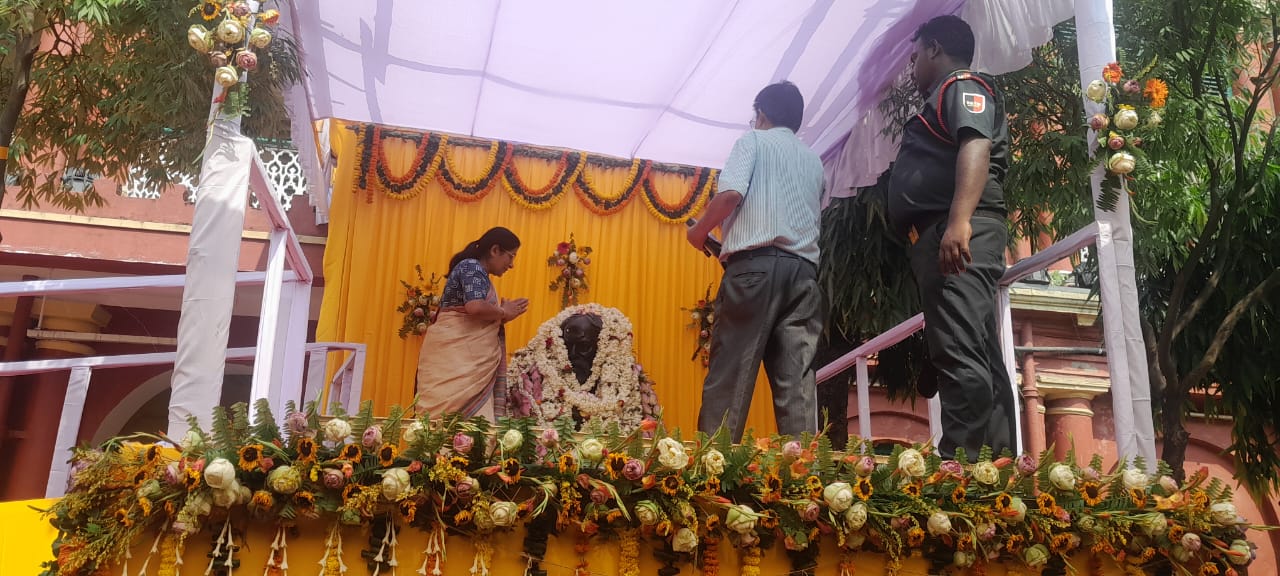 পদ্মের মালায়- রবীন্দ্রনাথ ঠাকুরের ১৬৬ তম জন্মোৎসব পালিত হলো।