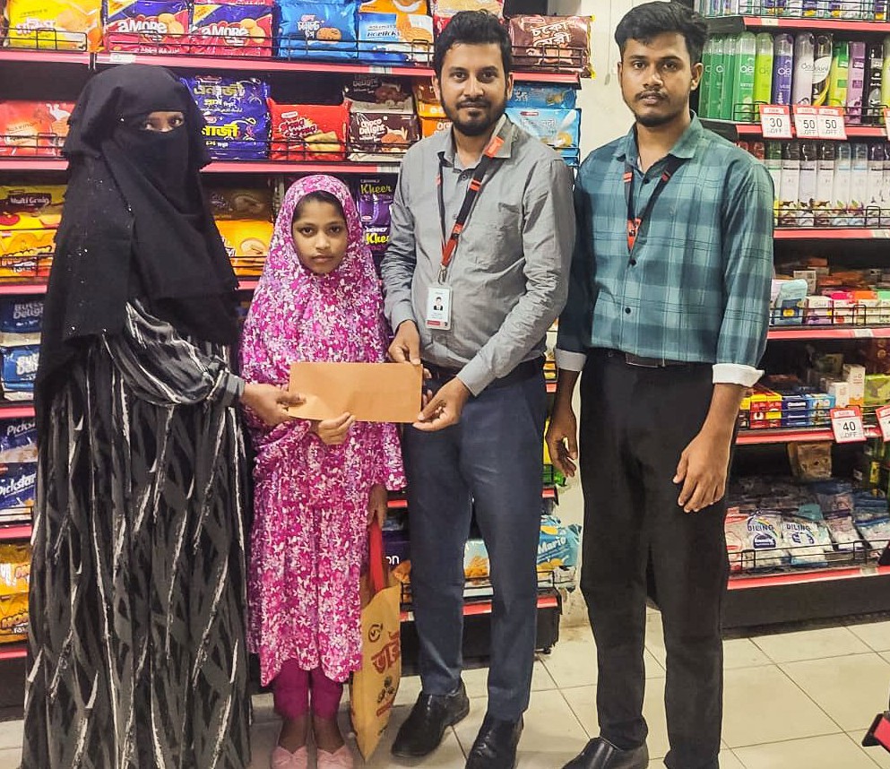 *শিক্ষা ও জীবনের সহায়তায় সামিয়ার হাতে চেক তুলে দিল স্বপ্ন*