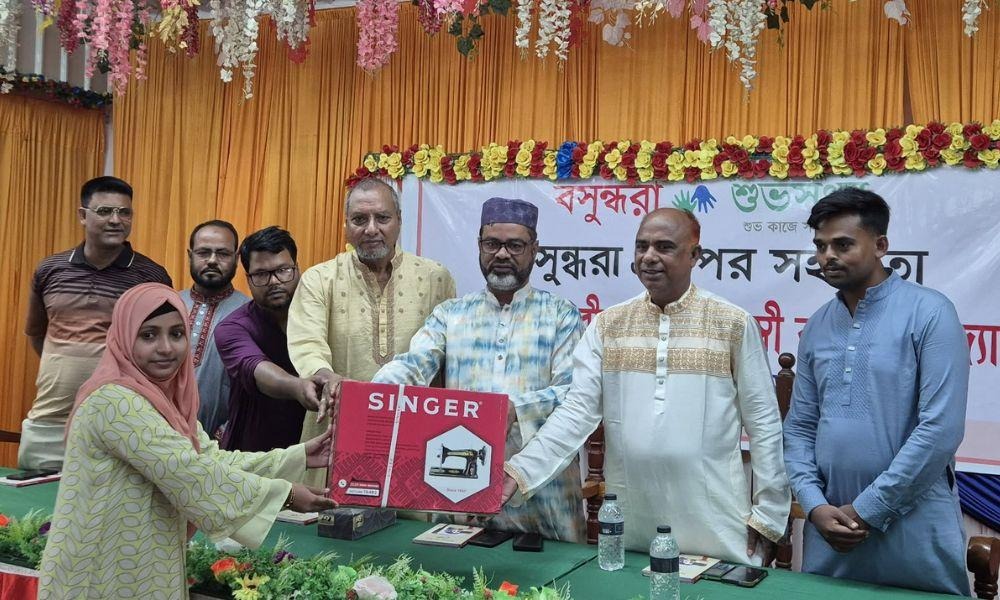 *বসুন্ধরা শুভসংঘের দেওয়া সেলাই মেশিনে বদলাবে নারীর ভাগ্য*