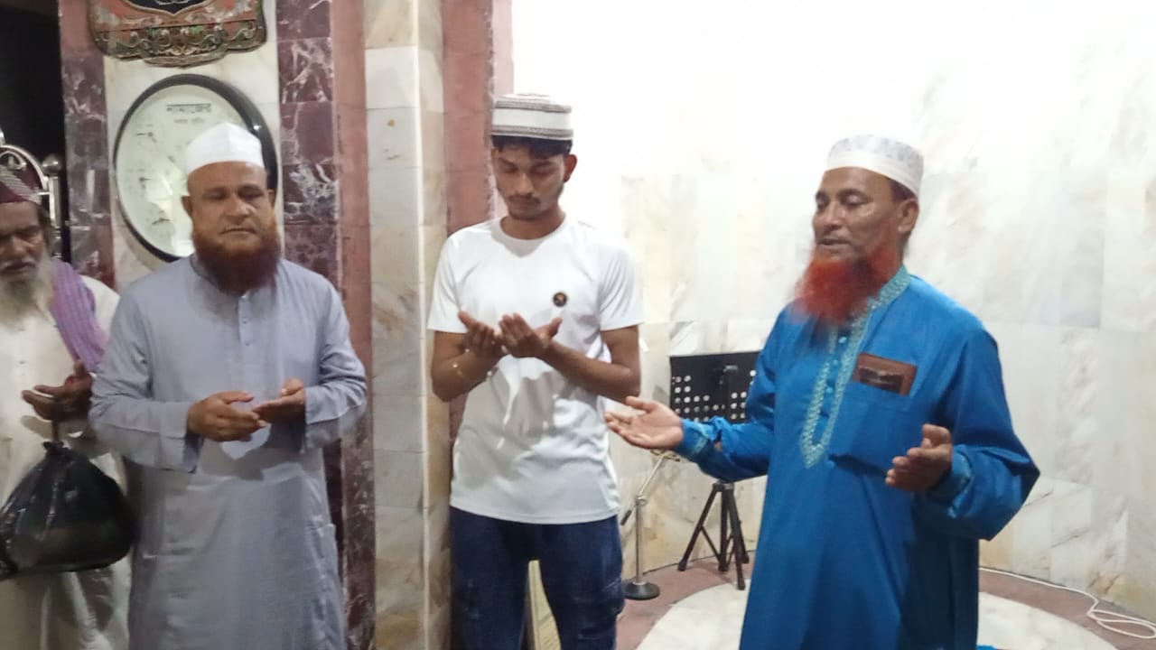 হযরত মাওলানা শাহ আলাউদ্দিন ফারুকীর হাতে কলেমা পাঠ করে ইসলাম গ্রহণ করলেন প্রসেনজিৎ।