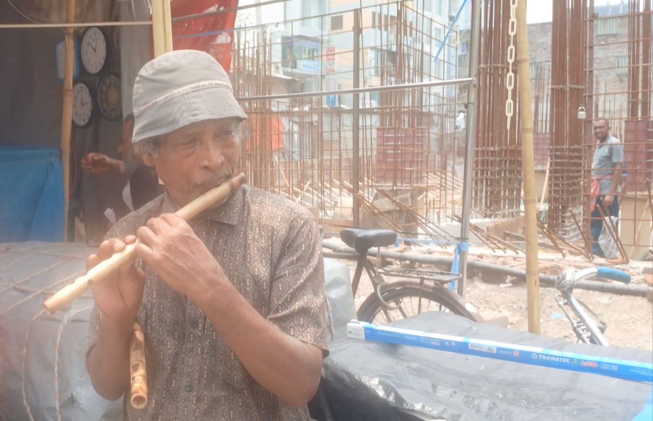 বাশি বিক্রি করেই চলে তার জীবন জীবিকা